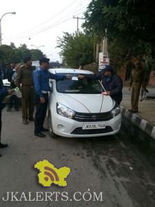 J&K TRAFFIC POLICE initiative ,Posting notices on the wrongly parked vehicles