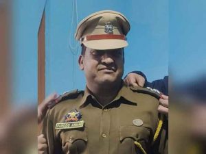 Police officer shot dead in Pulwama.